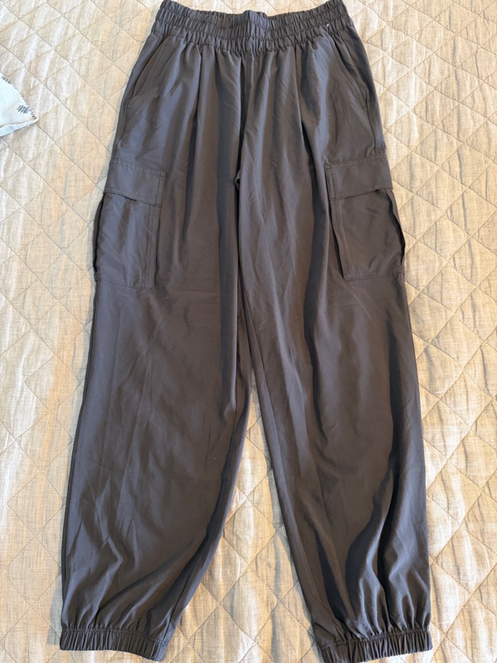 Vuori women’s Elastic Waist Cargo Jogger Pants - Charcoal gray